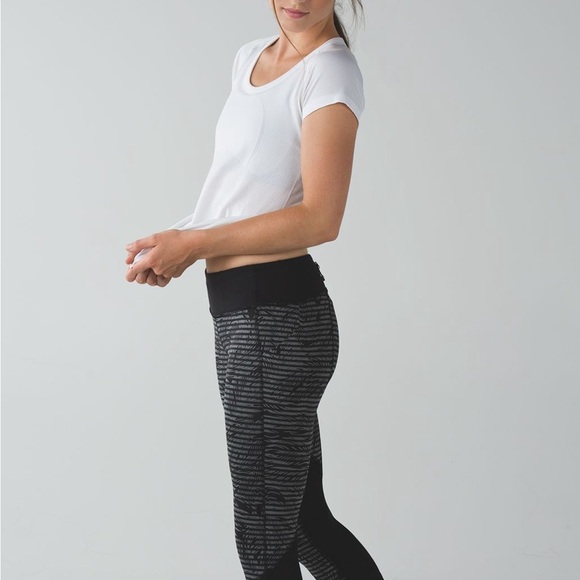 Lululemon black/gray feather stripe crop leggings – size 4 - Picture 2 of 7